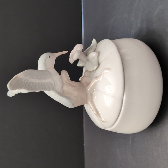 Vintage Arnart Porcelain Lidded Hummingbird Trinket Box. - Picture 3 of 10